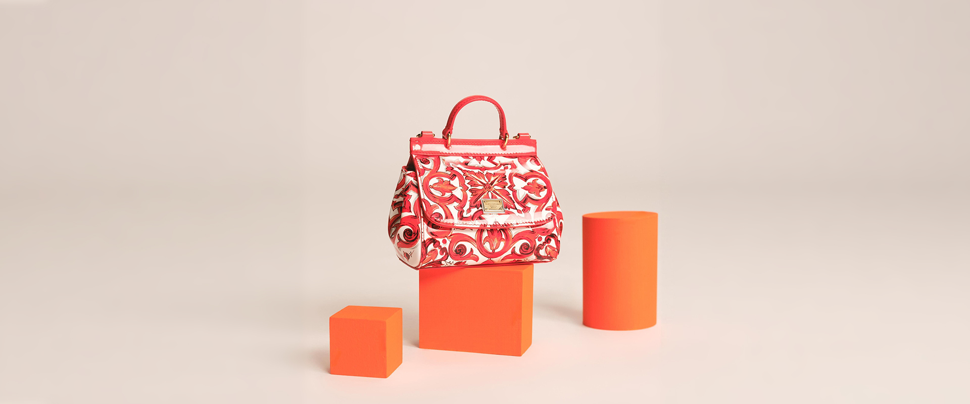 https://asset.dolcegabbana.com.cn/dg-prod-eshop/03a7502c-51e9-4e46-815a-08bab875716e.jpg