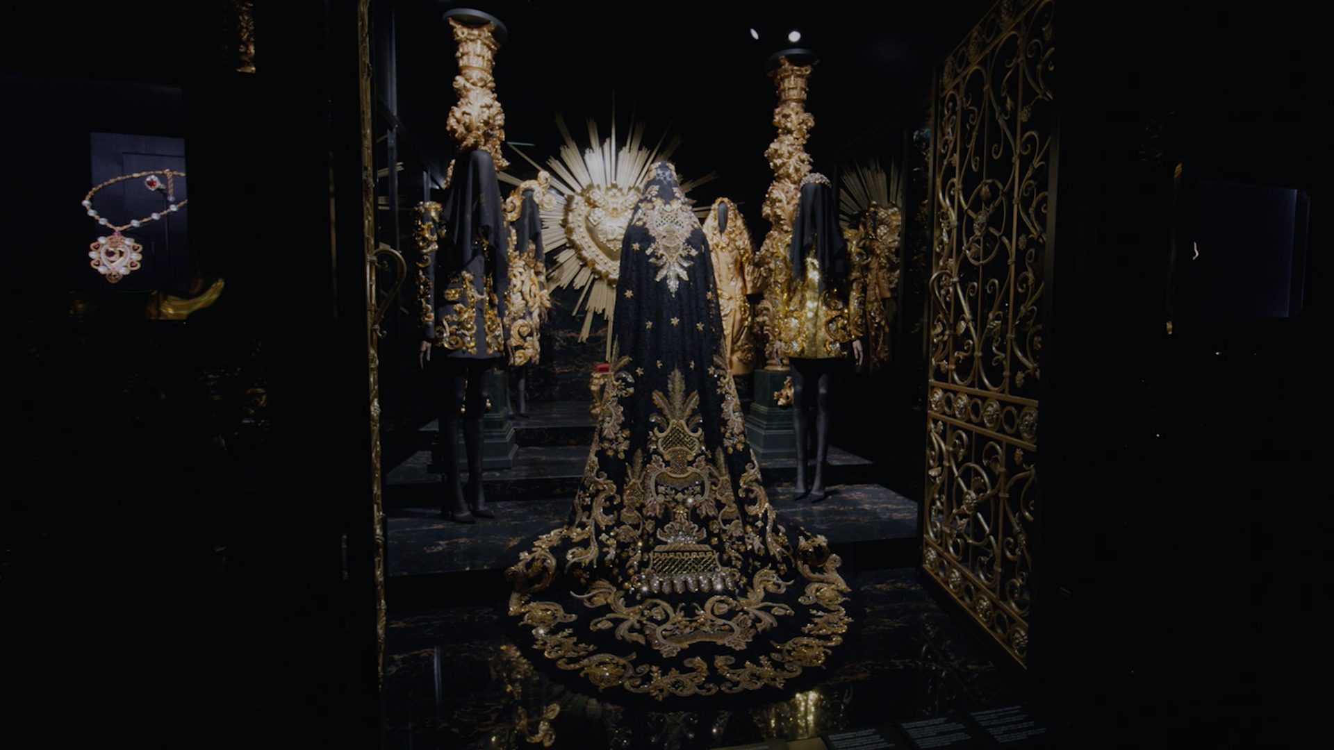 dolce-and-gabbana-mostra-palazzo-reale-dal-cuore-alle-mani-Cover-stanze-mix-