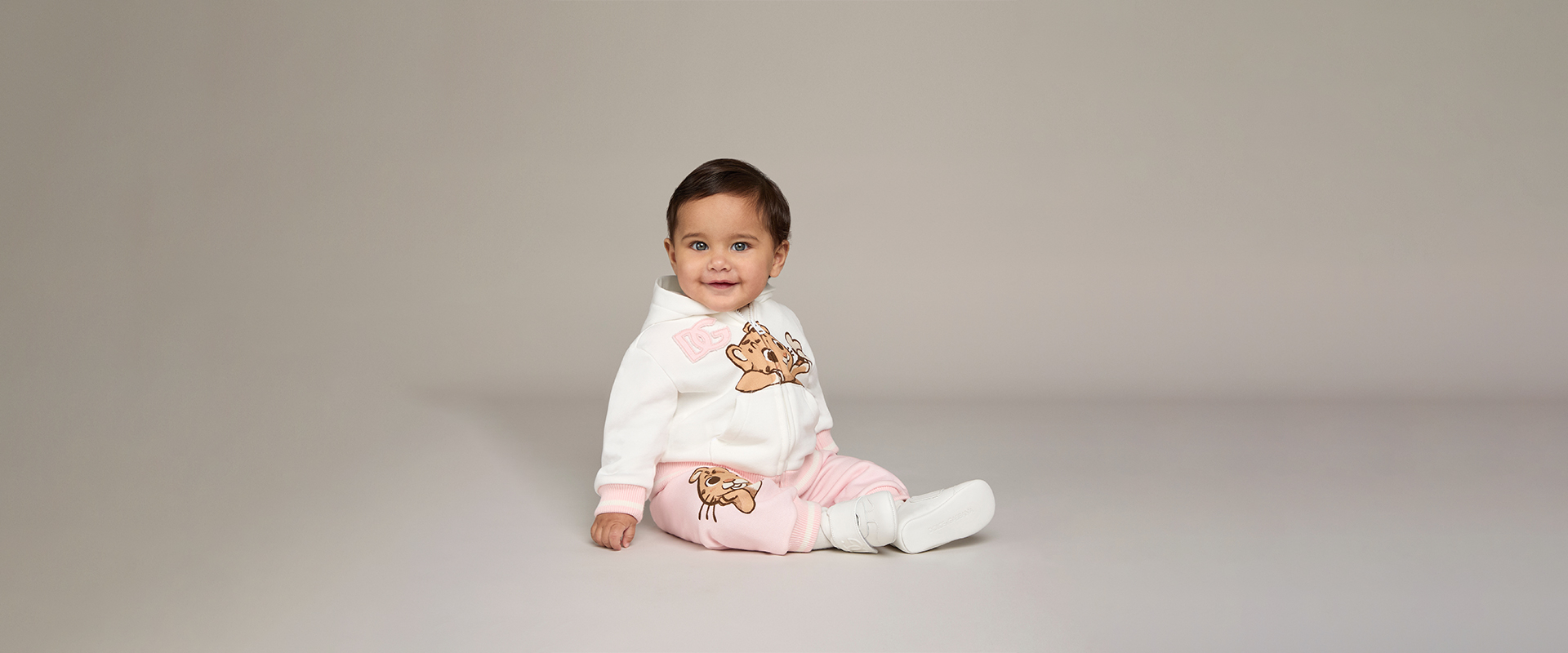 https://asset.dolcegabbana.com.cn/dg-prod-eshop/6189fc4f-b55c-4917-923e-45ce5db12c36.jpg