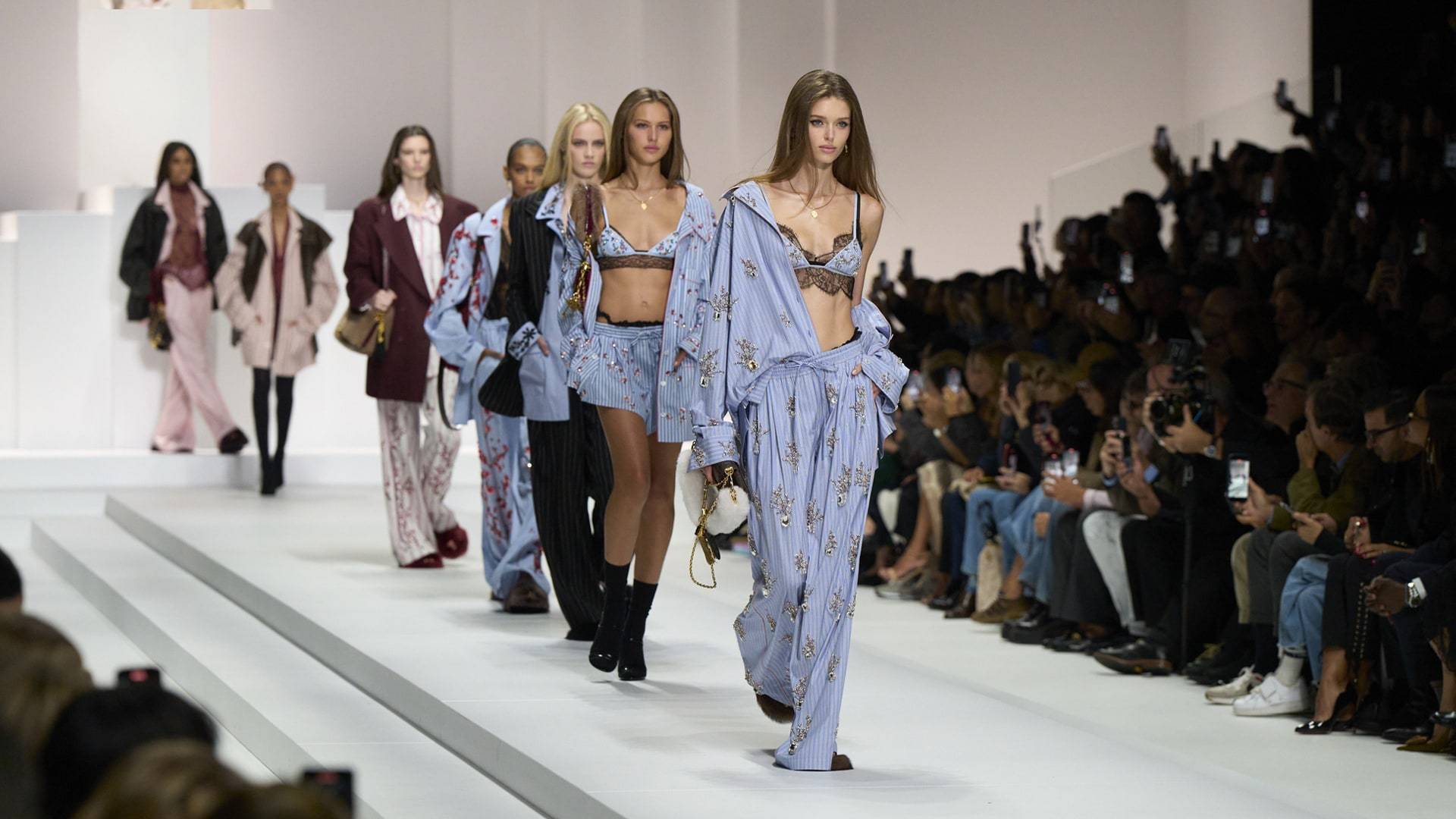 dolce-and-gabbana-womens-sprimg-summer-2026-fashion-show-post-desk_