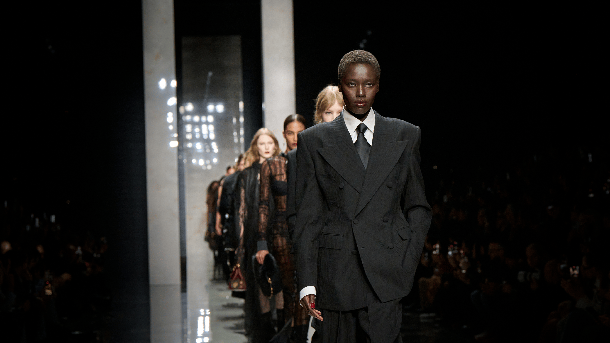 dolce-and-gabbana-women-fall-winter-2026-fashion-show-post-desk