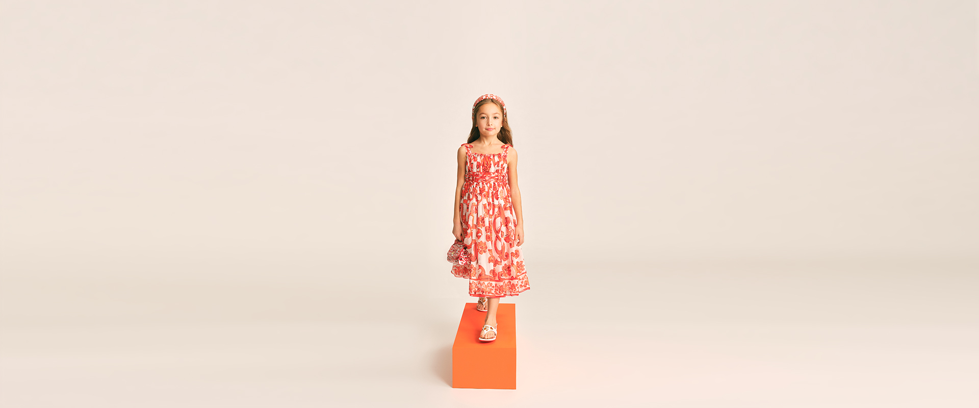 https://asset.dolcegabbana.com.cn/dg-prod-eshop/b0cb1f03-389c-4455-be3f-2019902bb880.jpg