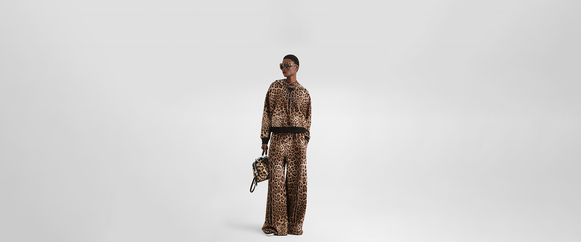https://asset.dolcegabbana.com.cn/dg-prod-eshop/e692eba8-ca58-4019-bbdb-bf3aa6f3d742.jpg