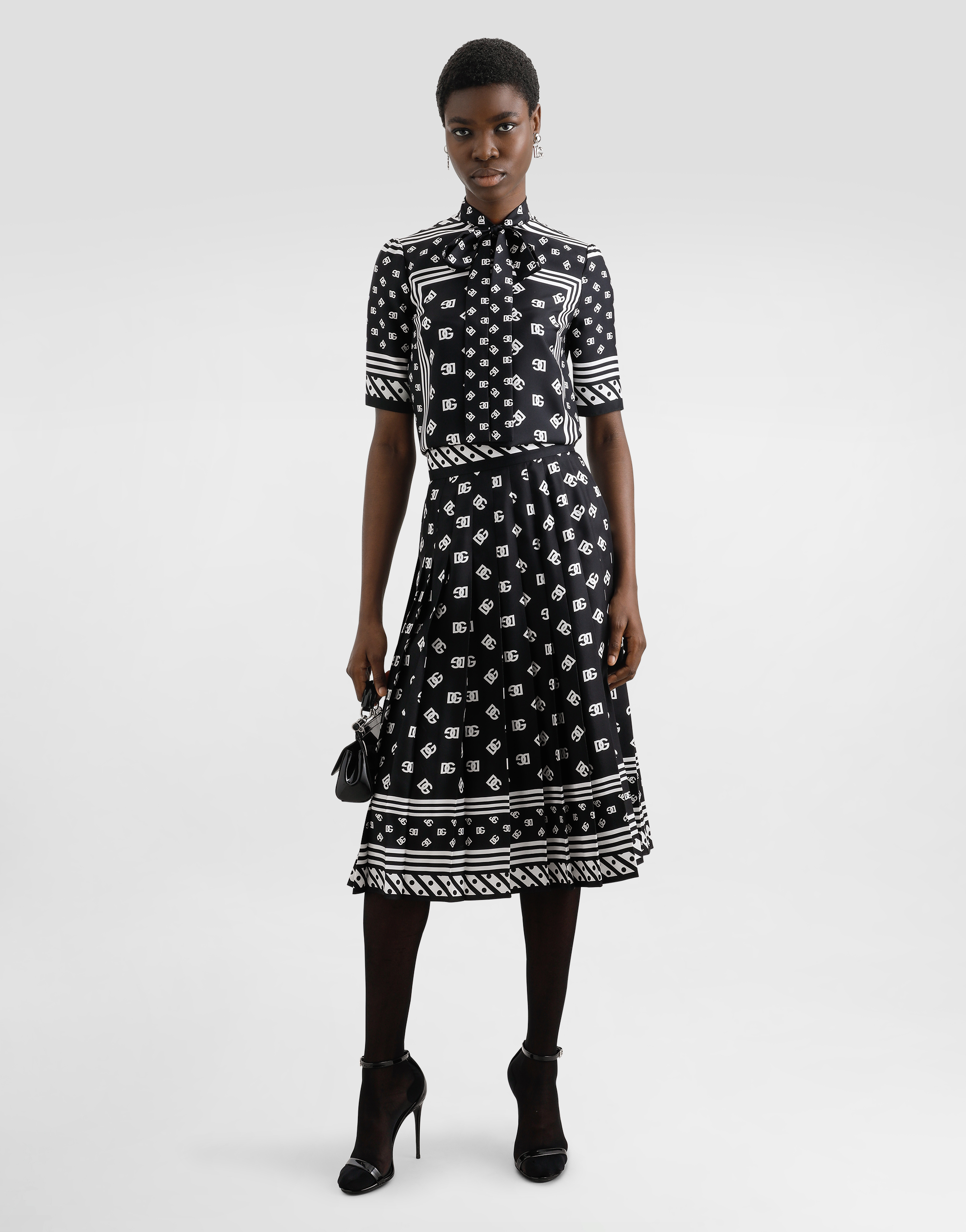 https://asset.dolcegabbana.com.cn/dg-prod-pim/1737680798-322-F7AO0TGDCVJ-BLACK-2.jpg