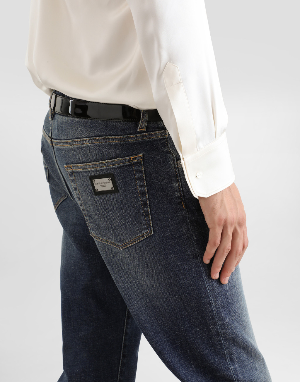 修身款浅蓝色洗水弹力牛仔裤5