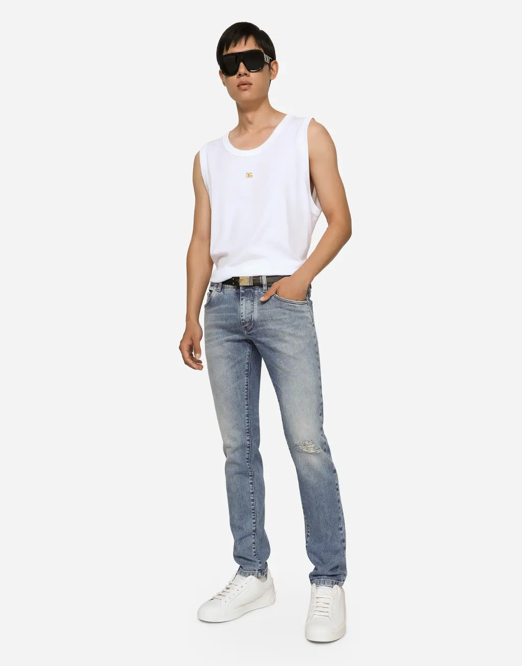 紧身款破损细节天蓝色弹力牛仔裤