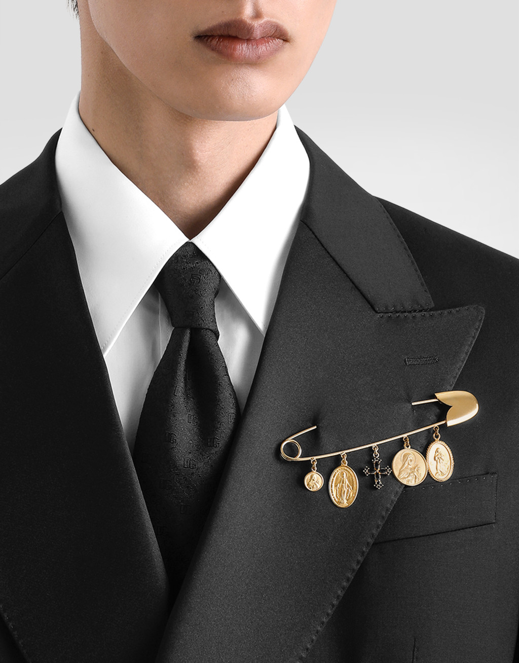 徽标金属项链 + 圆章与十字架别针套组6