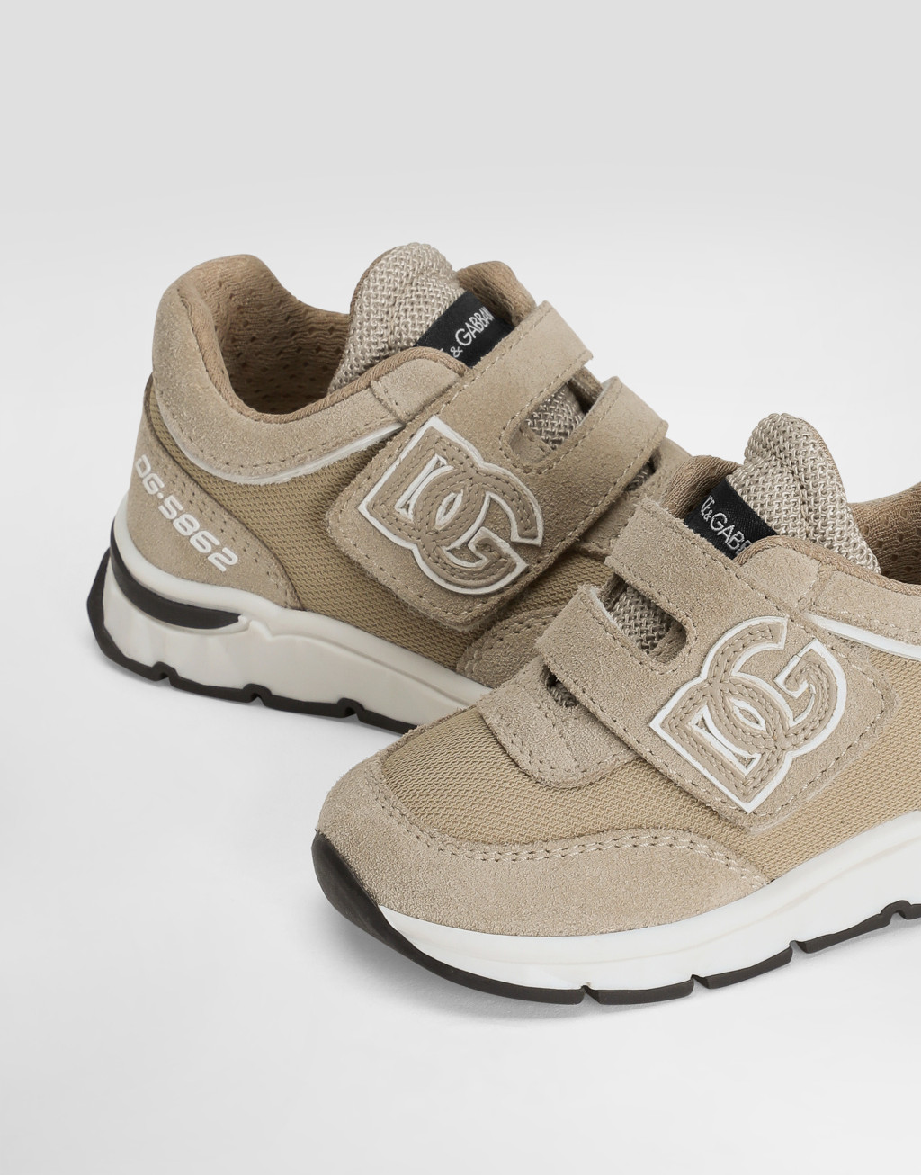 翻绒皮与网布 DG Running 运动鞋4