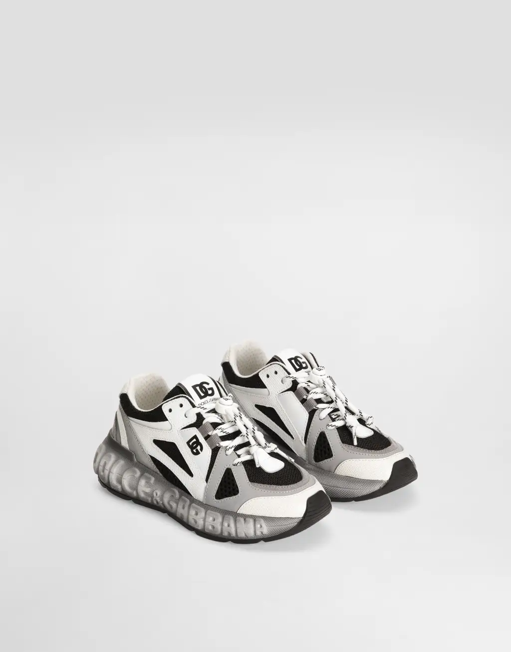 尼龙与小牛皮运动鞋