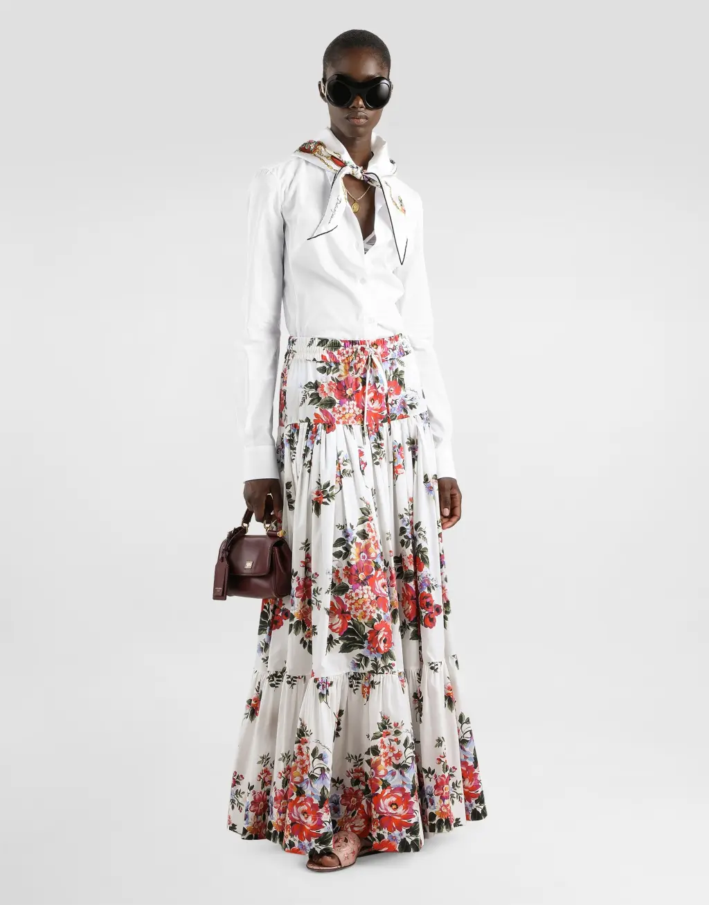 府绸衬衫 饰以真丝方巾