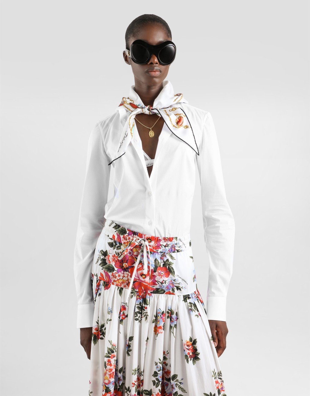 府绸衬衫 饰以真丝方巾4