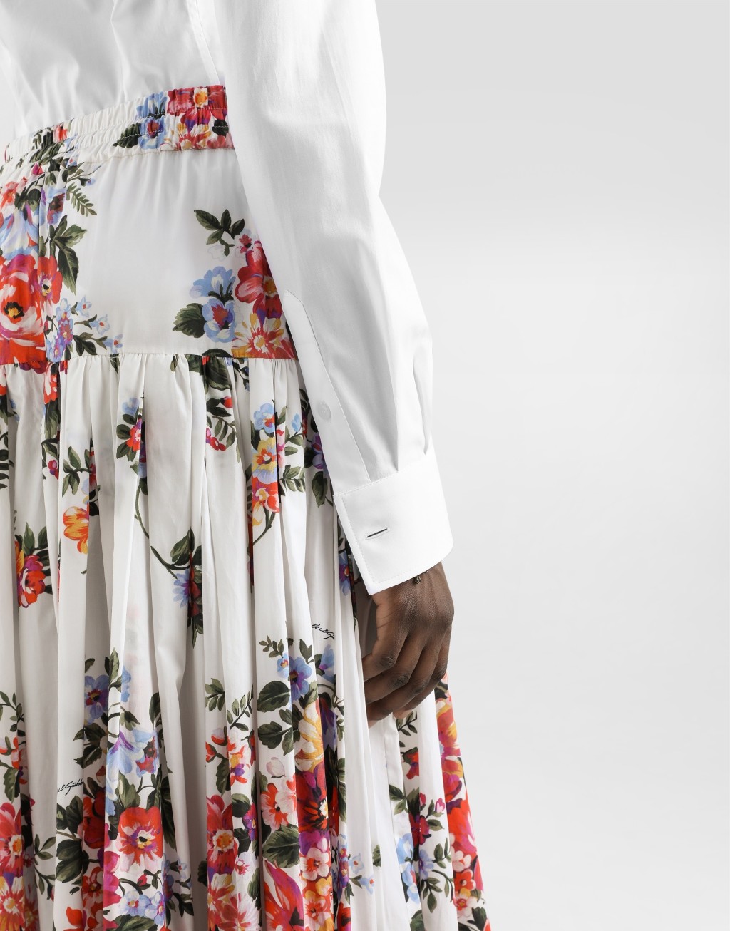 府绸衬衫 饰以真丝方巾5