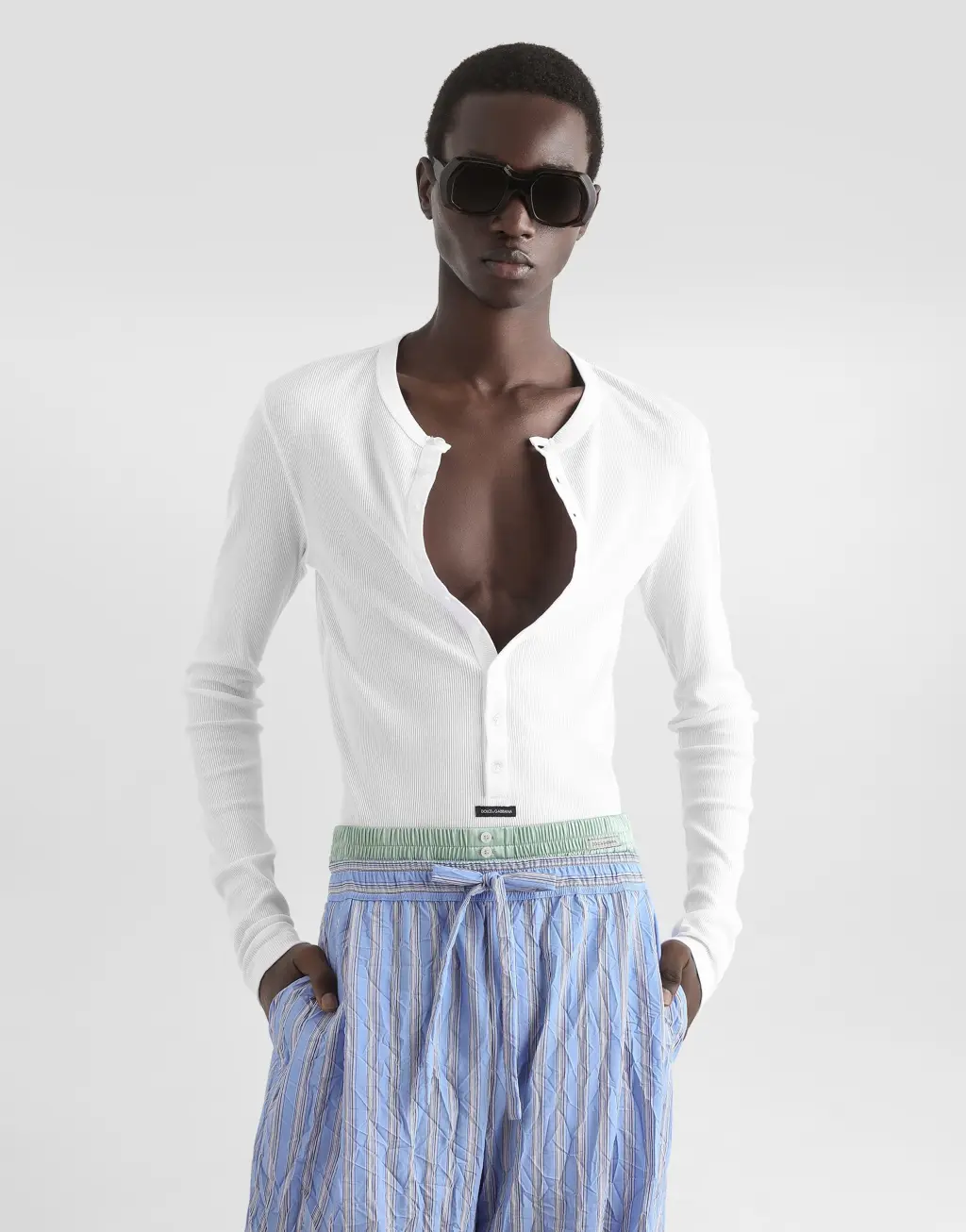 饰以标识标签的棉质 Serafino 领 T 恤