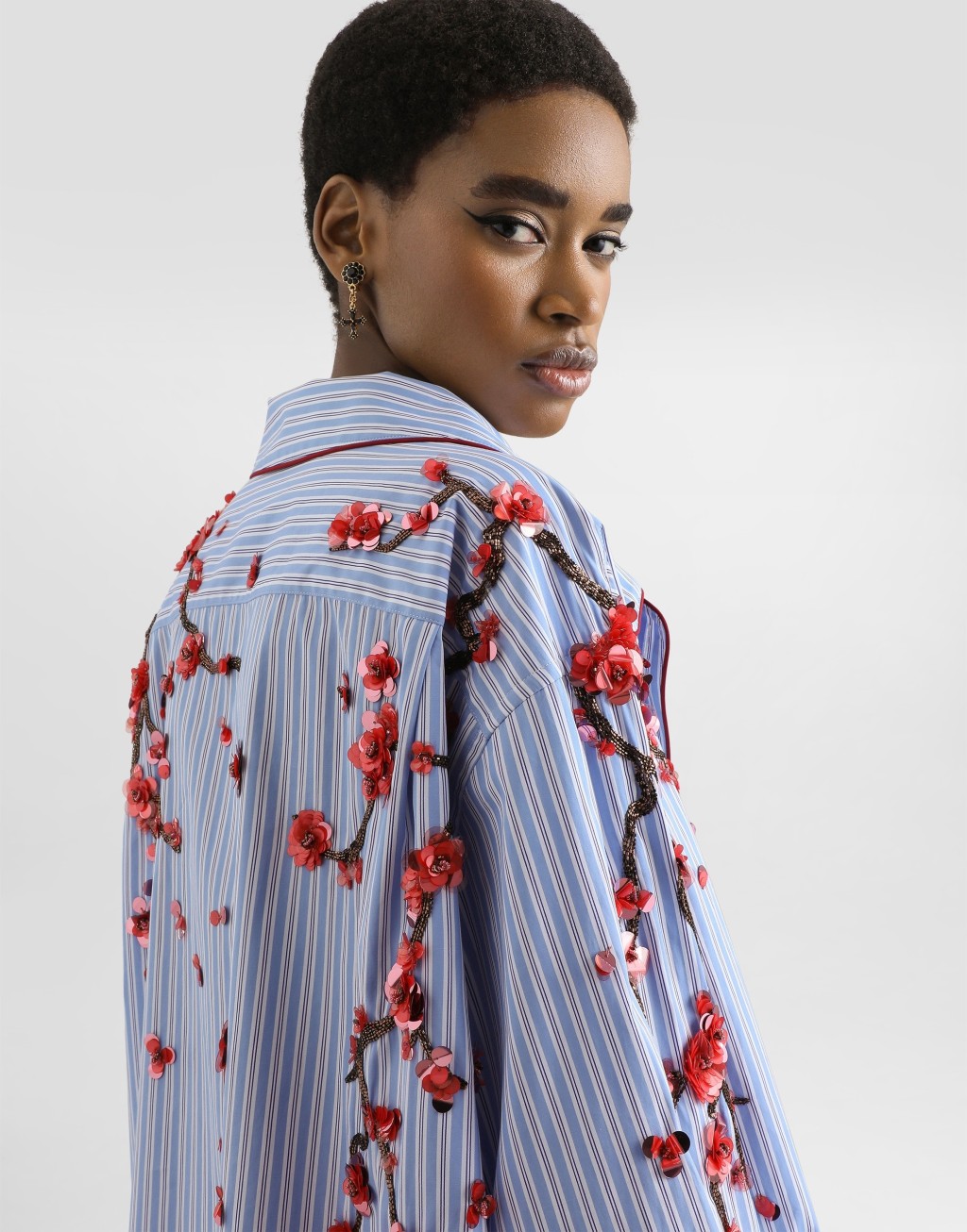 饰有樱桃树刺绣的府绸衬衫6