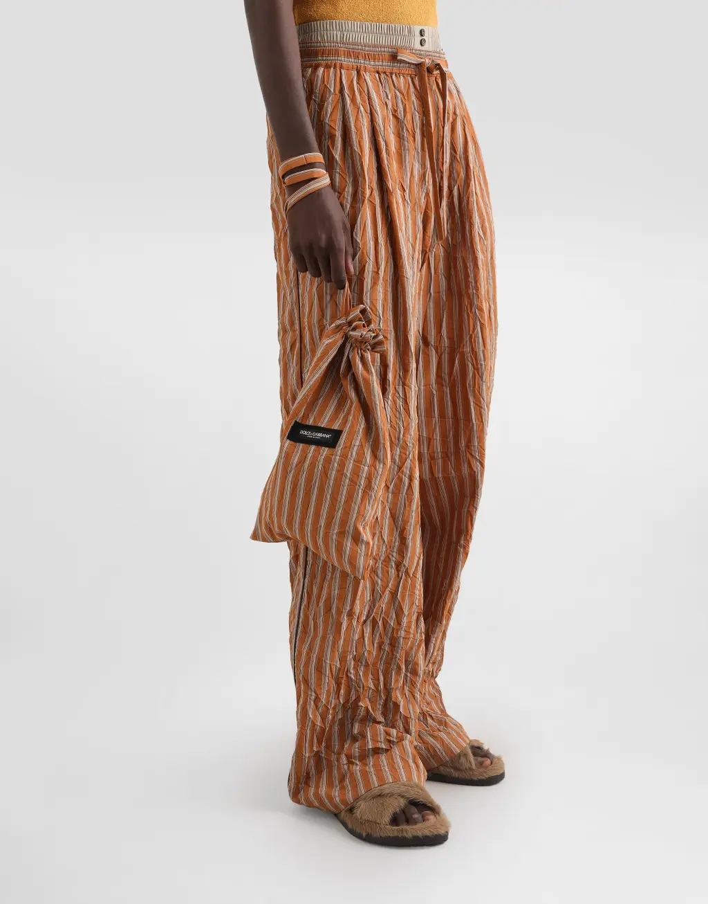 条纹褶皱质感斜挎包