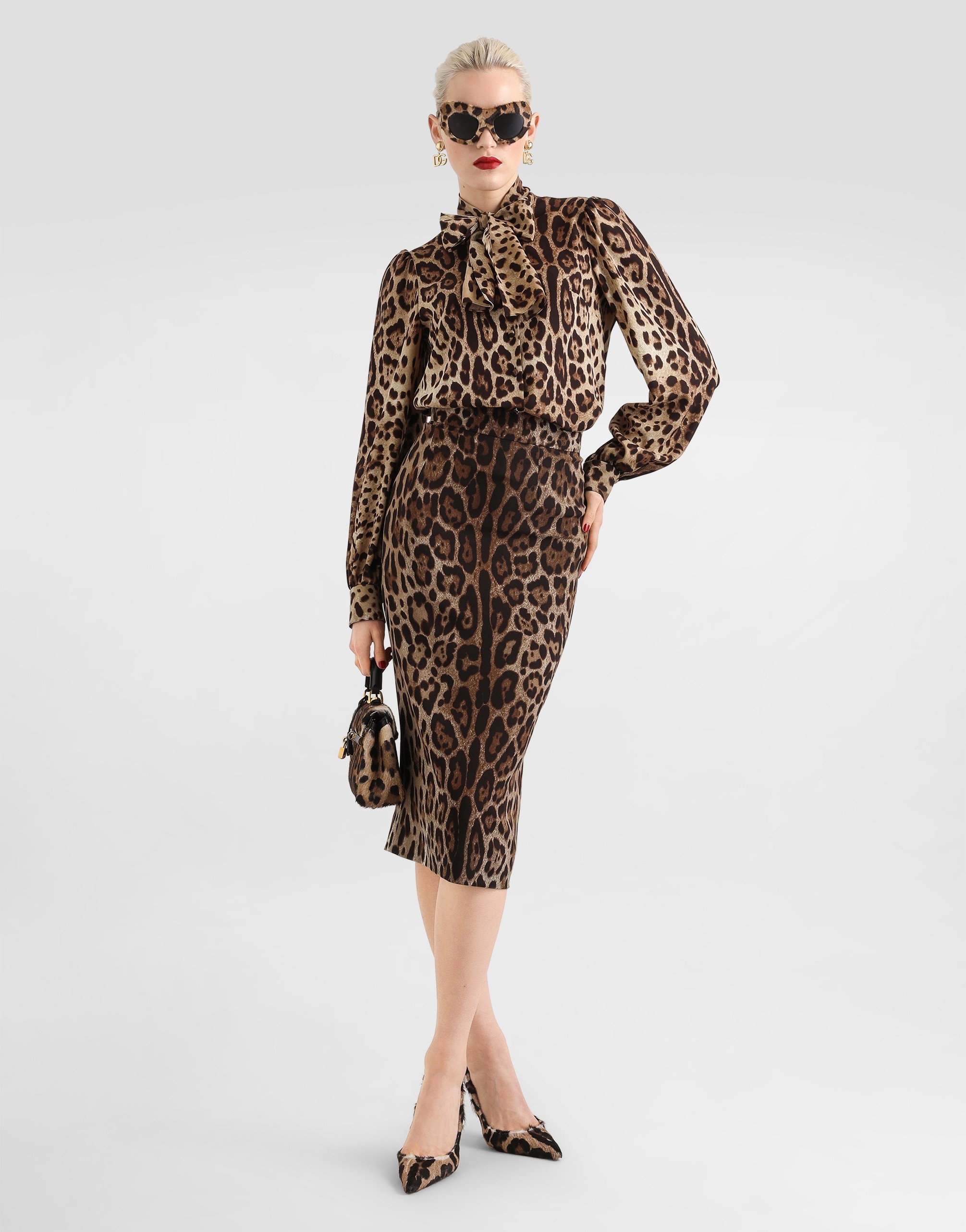 https://asset.dolcegabbana.com.cn/dg-prod-pim/6a3e2b3b16da11782459182-322-F5P98TFSADD-LEO%2BNEW-2.png